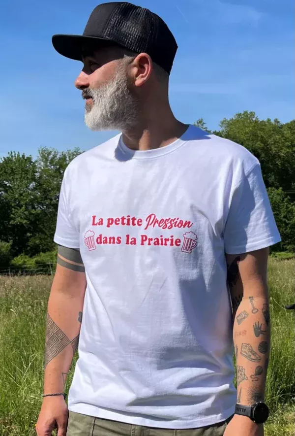 Tee-shirt homme blanc et rouge "La petite pression dans la prairie", tee-shirt spécial Férias.