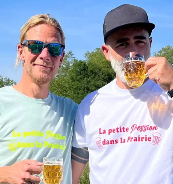 Tee-shirt homme blanc et rouge "La petite pression dans la prairie", tee-shirt spécial Férias.