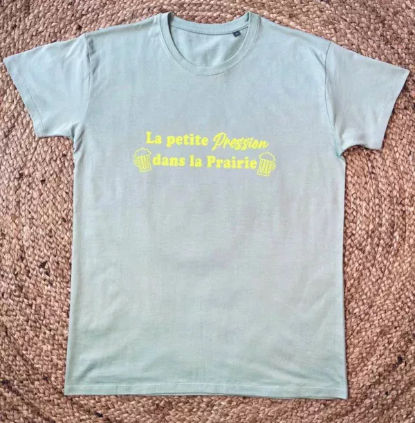 Tee-shirt homme vert sauge avec flocage "La petite pression dans la prairie" en jaune fluo.