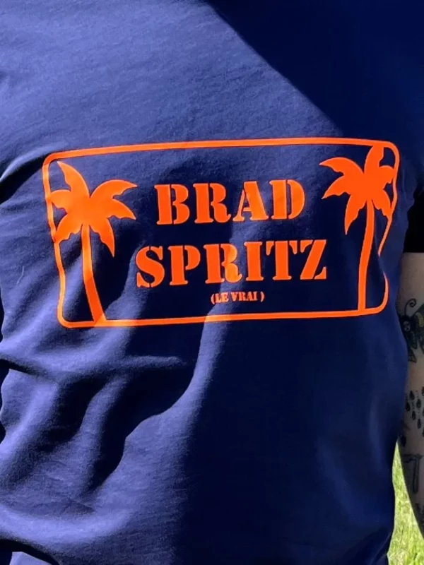 Tee-shirt Homme bleu marine avec son slogan "Brad Spritz" en orange fluo.
