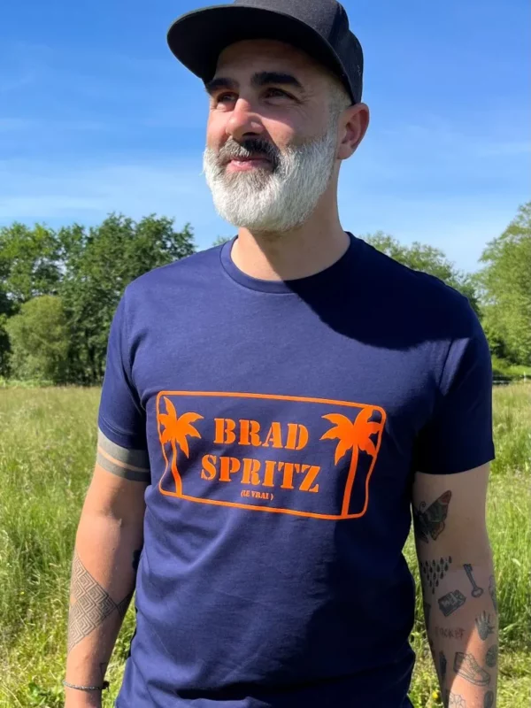 Tee-shirt Homme bleu marine avec son slogan "Brad Spritz" en orange fluo.