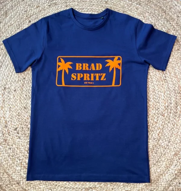 Tee-shirt Homme bleu marine avec son slogan "Brad Spritz" en orange fluo.