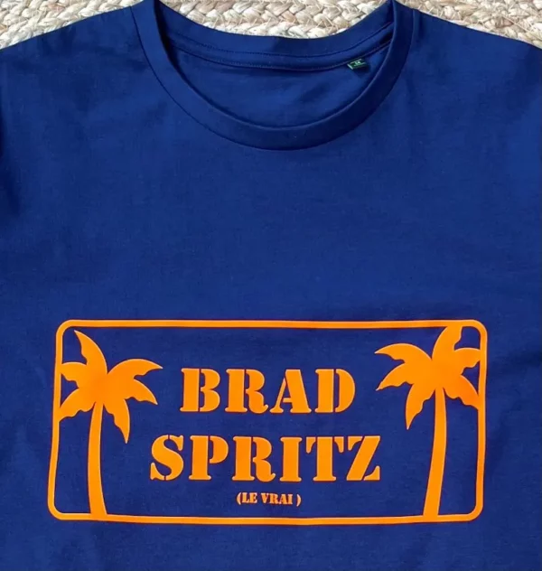 Tee-shirt Homme bleu marine avec son slogan "Brad Spritz" en orange fluo.