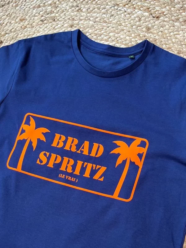 Tee-shirt Homme bleu marine avec son slogan "Brad Spritz" en orange fluo.