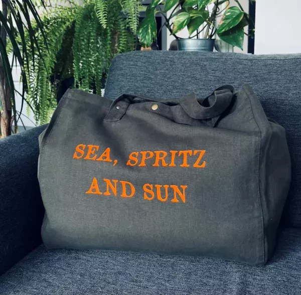 Sac fourre-tout kaki avec flocage "Sea, Spritz and Sun" en orange fluo.