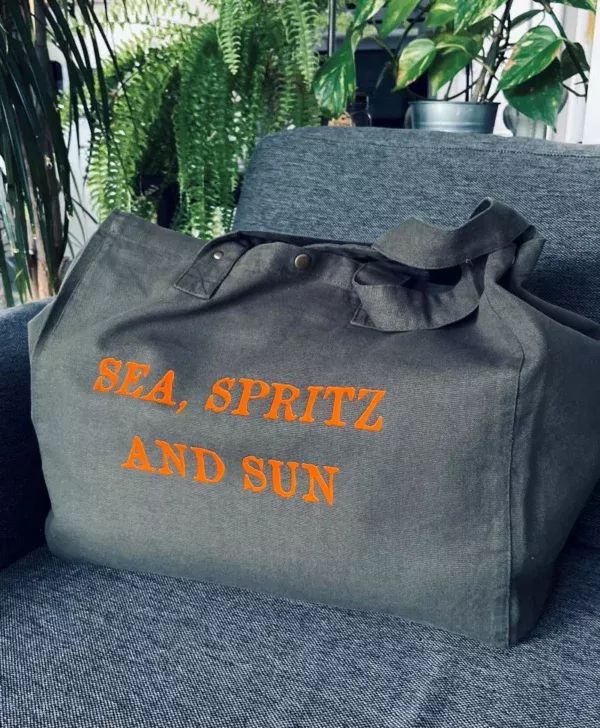 Sac fourre-tout kaki avec flocage "Sea, Spritz and Sun" en orange fluo.