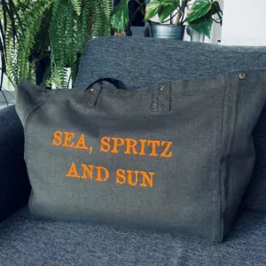 Sac fourre-tout kaki avec flocage "Sea, Spritz and Sun" en orange fluo.
