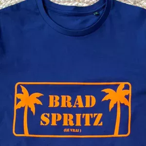 Tee-shirt Homme bleu marine avec son slogan "Brad Spritz" en orange fluo.