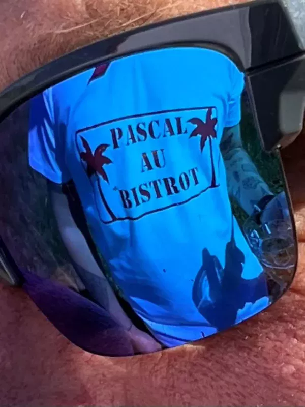 Tee-shirt homme "Pascal au bistrot". Tee-shit Blanc et rouge, spécial Férias.