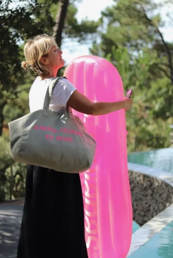 Sac fourre-tout vert sauge avec flocage "Amour, Gloire et Rosé" en rose fluo.