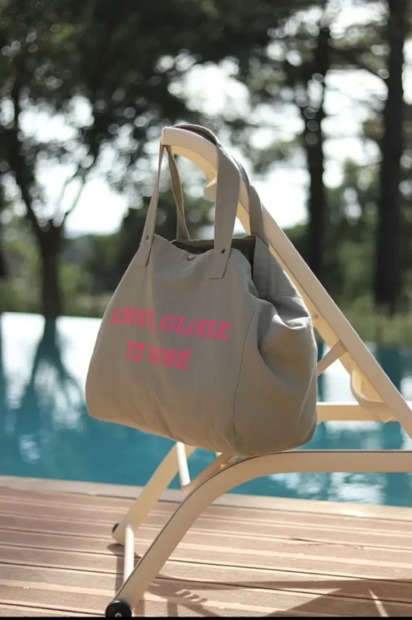 Sac fourre-tout vert sauge avec flocage "Amour, Gloire et Rosé" en rose fluo.