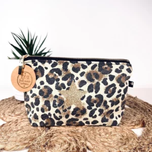 Petite pochette de maquillage en denim léopard avec son étoile pailletée.