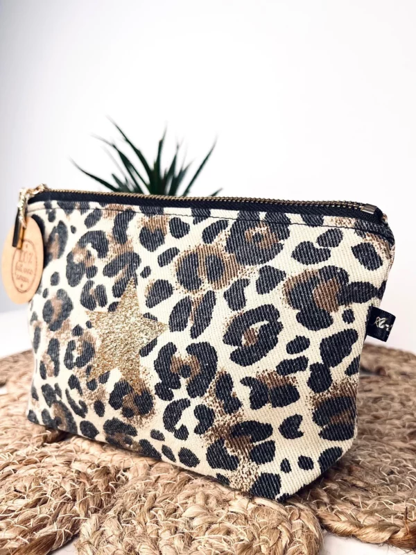 Petite pochette de maquillage en denim léopard avec son étoile pailletée.