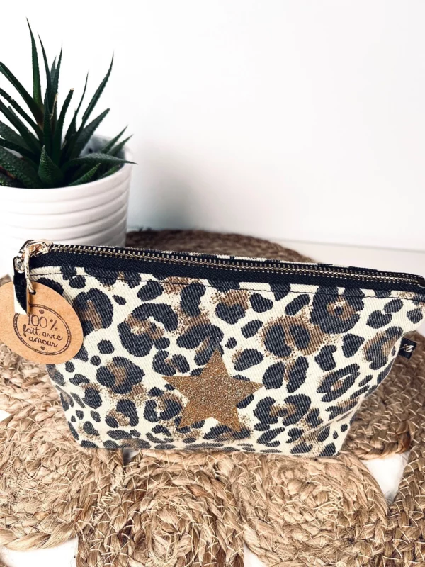 Petite pochette de maquillage en denim léopard avec son étoile pailletée.
