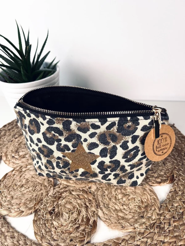 Petite pochette de maquillage en denim léopard avec son étoile pailletée.