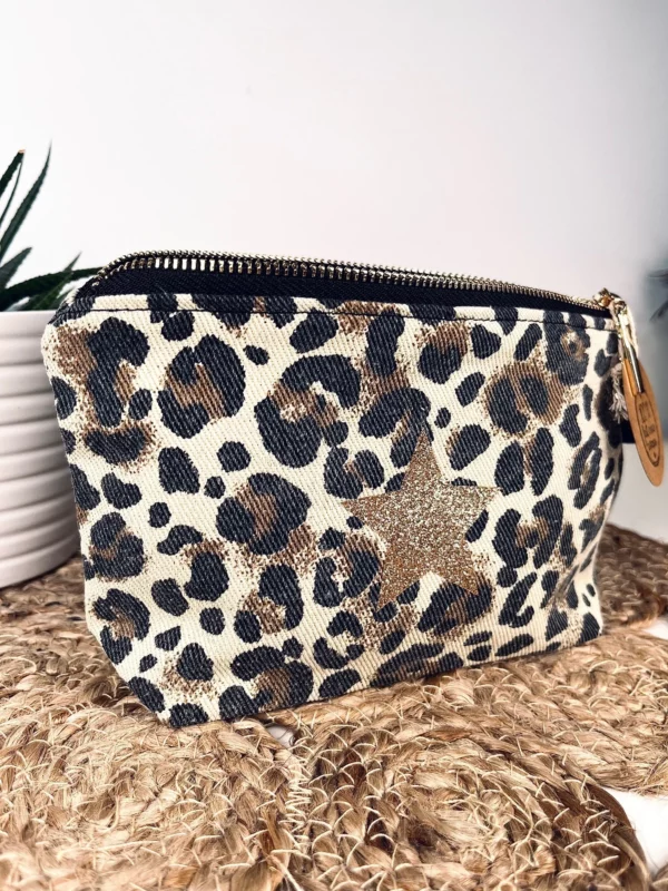 Petite pochette de maquillage en denim léopard avec son étoile pailletée.