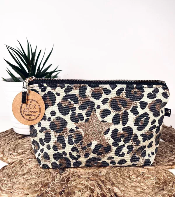 Petite pochette de maquillage en denim léopard avec son étoile pailletée.