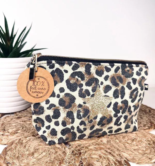Petite pochette de maquillage en denim léopard avec son étoile pailletée.