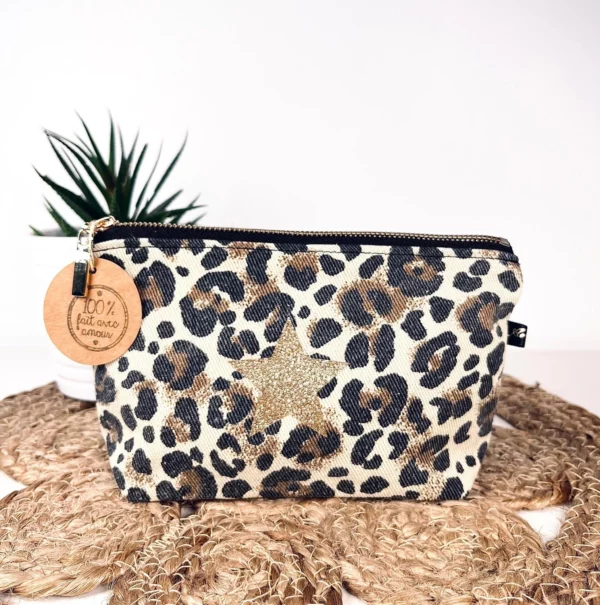 Petite pochette de maquillage en denim léopard avec son étoile pailletée.