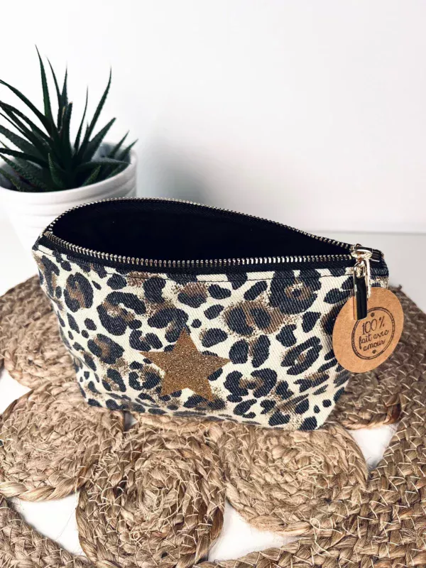 Petite pochette de maquillage en denim léopard avec son étoile pailletée.