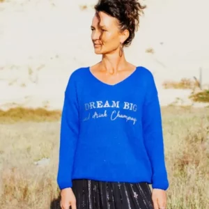 Pull bleu roi en alpaga pour femme, col V avec flocage "Dream Big and drink Champagne " en argent pailleté.
