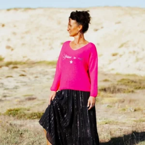 Pull rose fluo en alpaga pour femme, col V avec flocage "Strasser sa route " en argent pailleté.